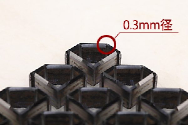 画像：最小0.3mmという極小径の曲げにも対応できる精細技術が特徴です。
